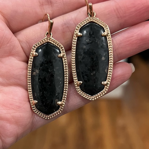Kendra Scott Elle’s in black granite with rose gold - Picture 2 of 2